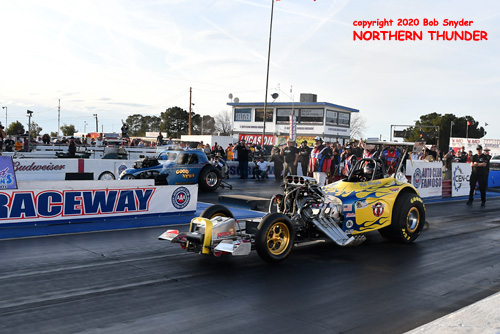 AA/FA - Robert Winefski - 'Coyote Express' 
(near lane) vs Ron Capps - 'Good News' (far lane)